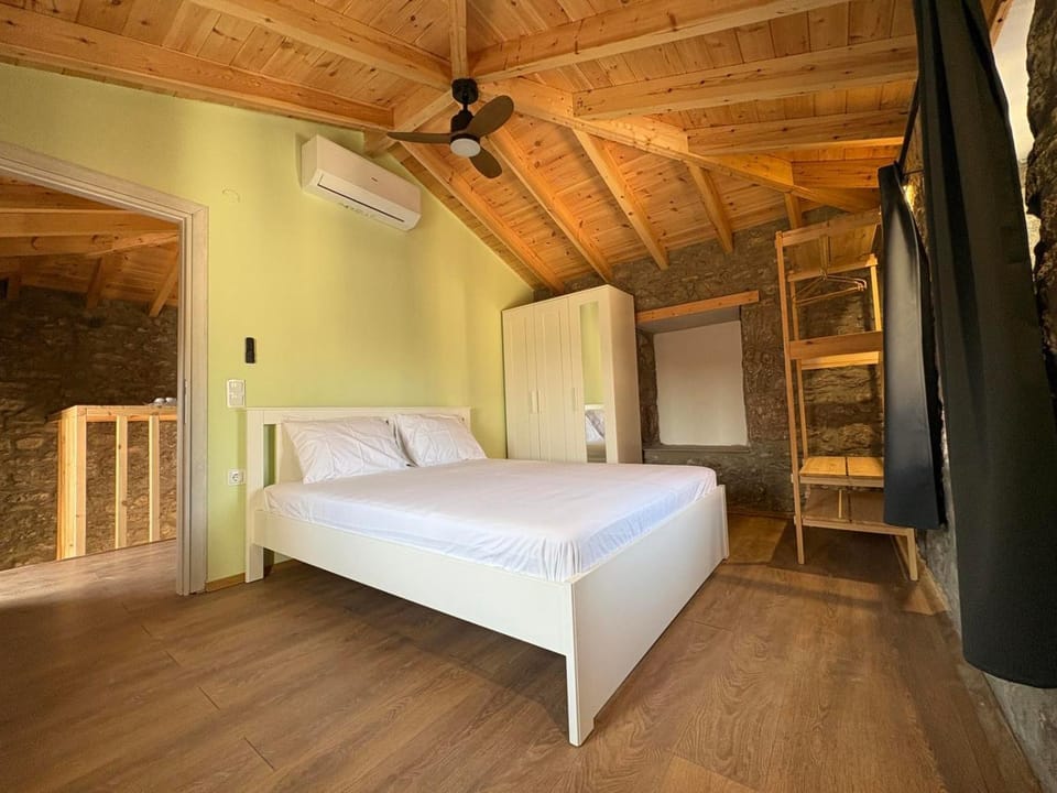 Bed, Photo of the whole room, Bedroom, wardrobe, air conditioner