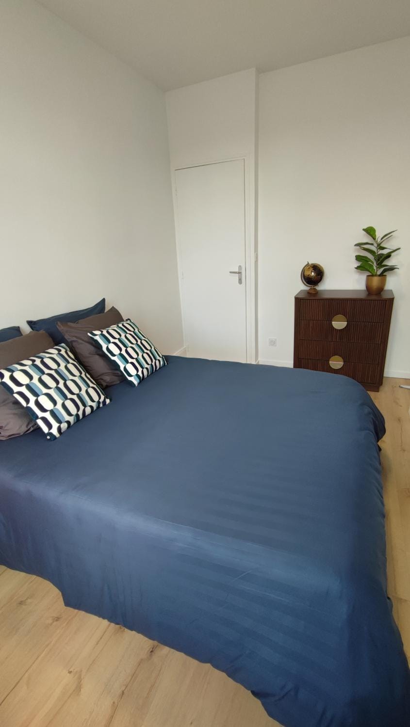 Bed, Photo of the whole room, Bedroom
