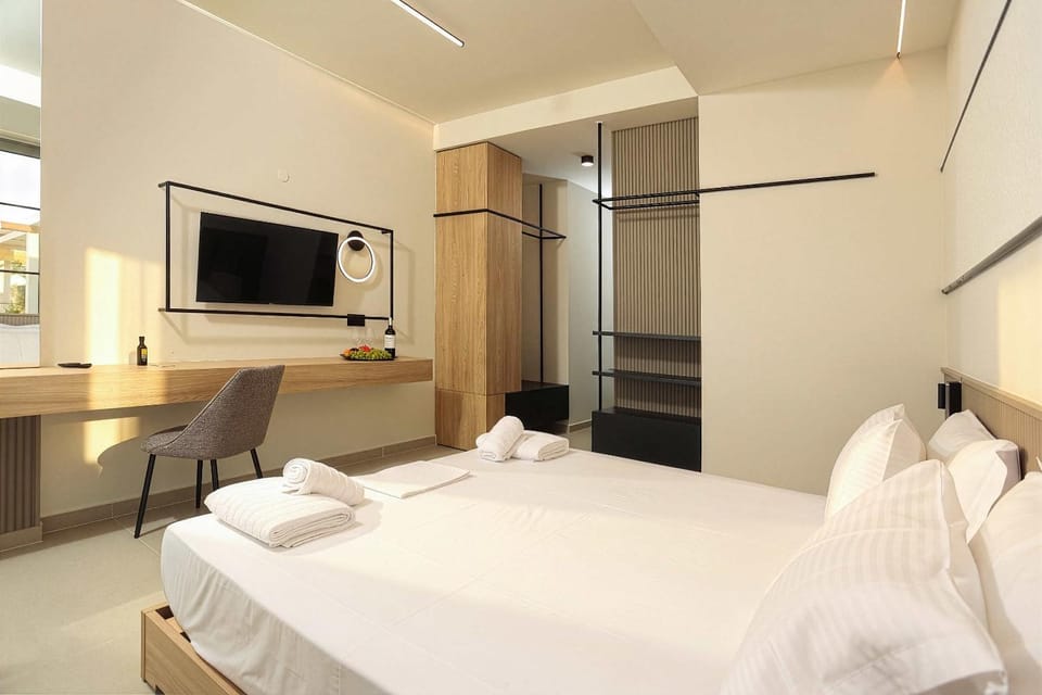 Bed, TV and multimedia, Kitchen or kitchenette, Photo of the whole room, oven, wardrobe, air conditioner