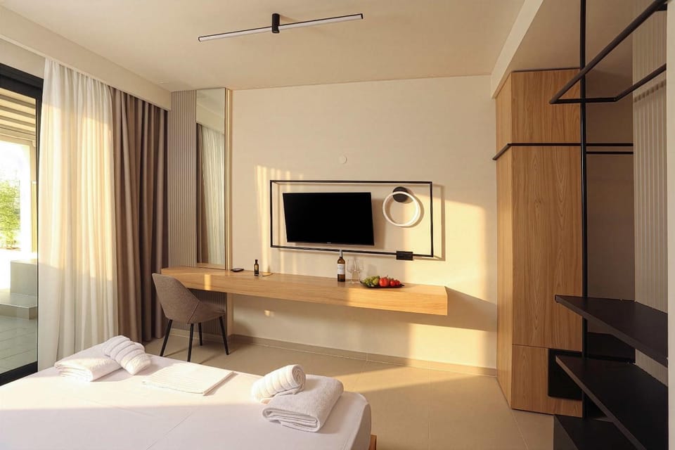 Bed, TV and multimedia, Photo of the whole room, Bedroom, towels