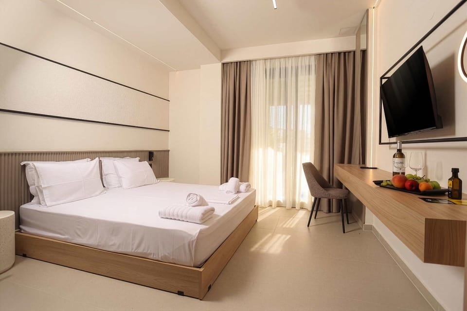 Bed, TV and multimedia, Photo of the whole room, Bedroom