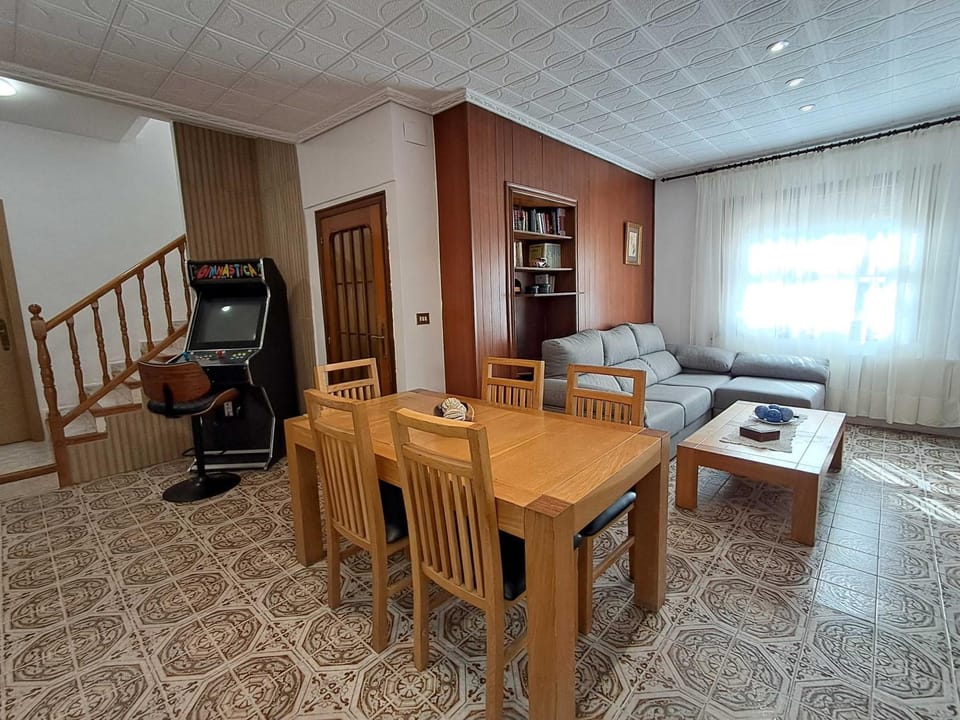 TV and multimedia, Living room, Seating area, Dining area