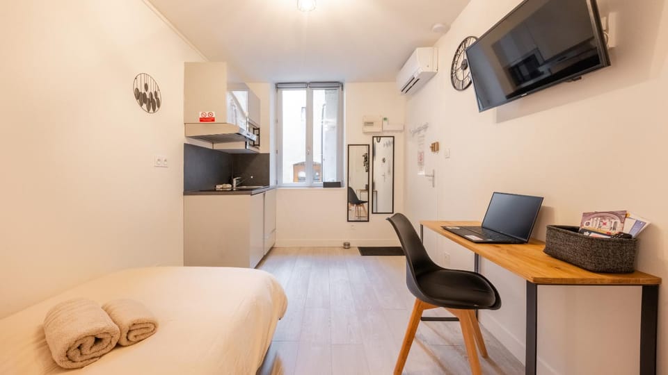 Bed, TV and multimedia, Kitchen or kitchenette, Photo of the whole room, Bedroom, air conditioner
