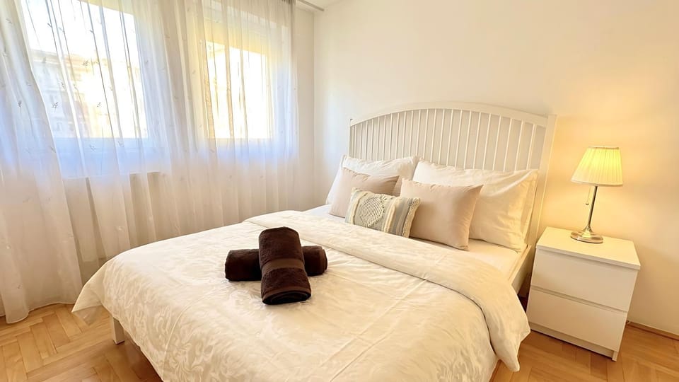 Downtown Madonna Residency - 3 rooms, AC, Garage, Balcony Apartment in Budapest