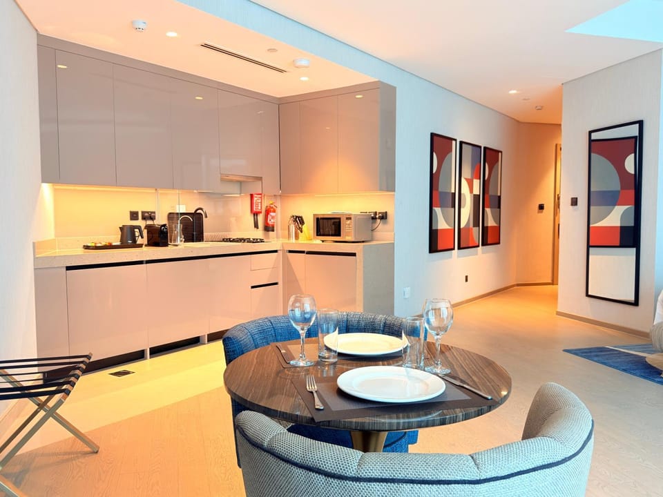 Coffee/tea facilities, Kitchen or kitchenette, Living room, Seating area, Dining area, stove