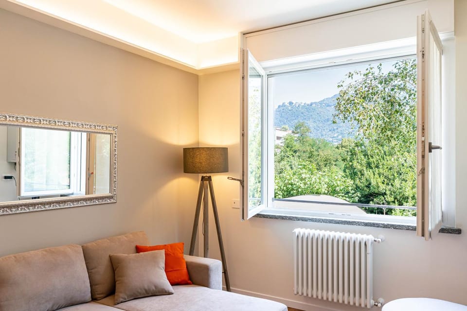 Natural landscape, Living room, Photo of the whole room, Seating area, Mountain view, internet