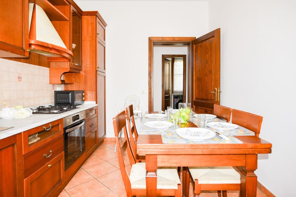 Kitchen or kitchenette, Dining area, stove