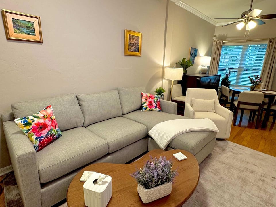 UF Campus Townhome - Full Kitchen 2 BR Pets OK House in Gainesville