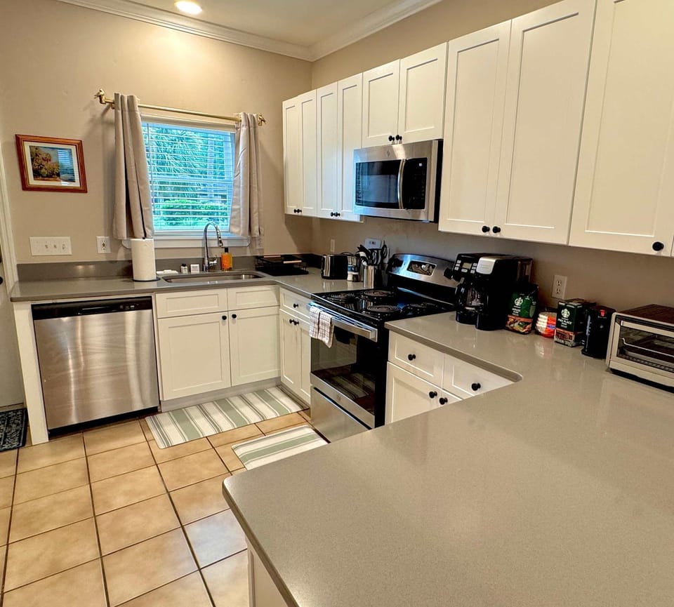 UF Campus Townhome - Full Kitchen 2 BR Pets OK House in Gainesville