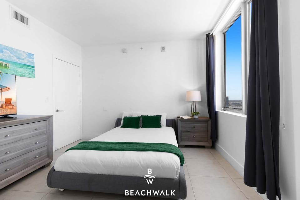 Penthouse Retreat Pool Beach Access Apartment in Hallandale Beach