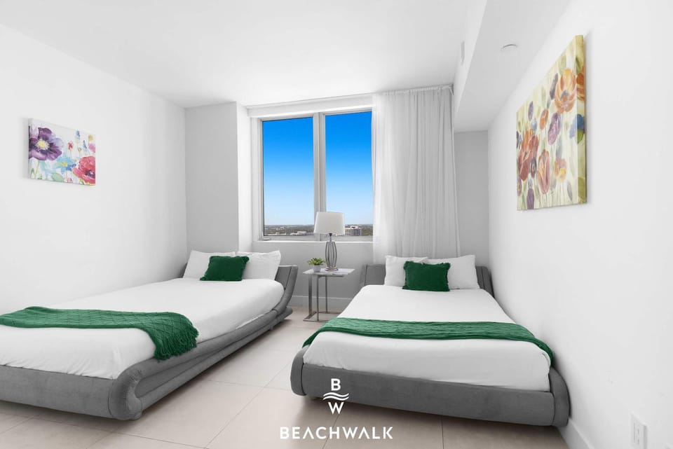 Penthouse Retreat Pool Beach Access Apartment in Hallandale Beach