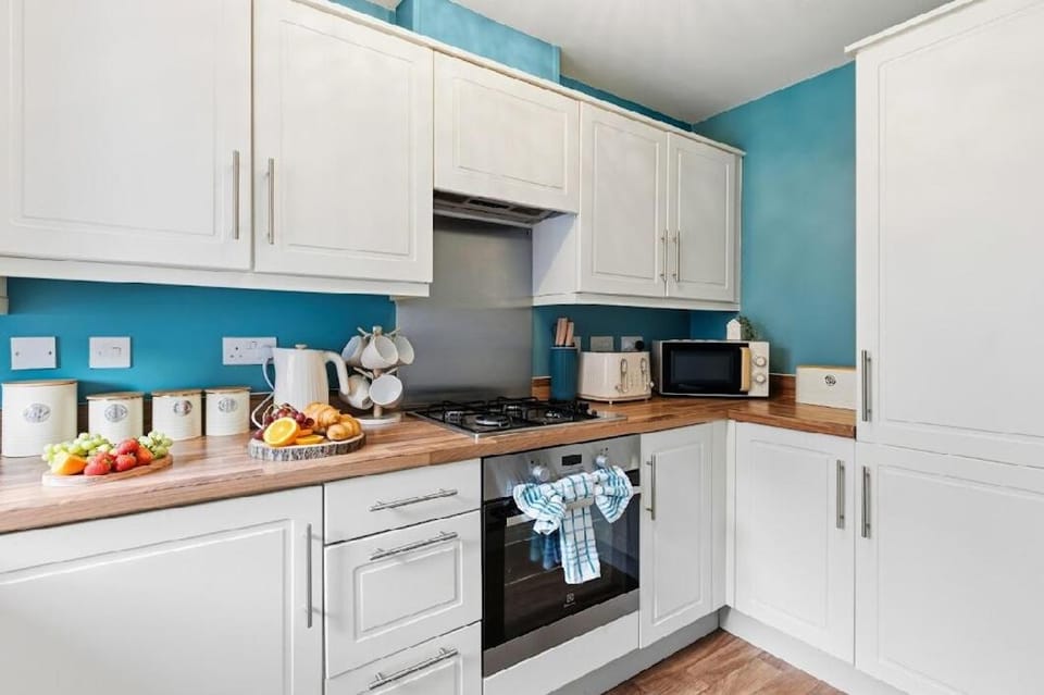 Home Comforts Await! 3bed 2.5bath House in Ellesmere Port