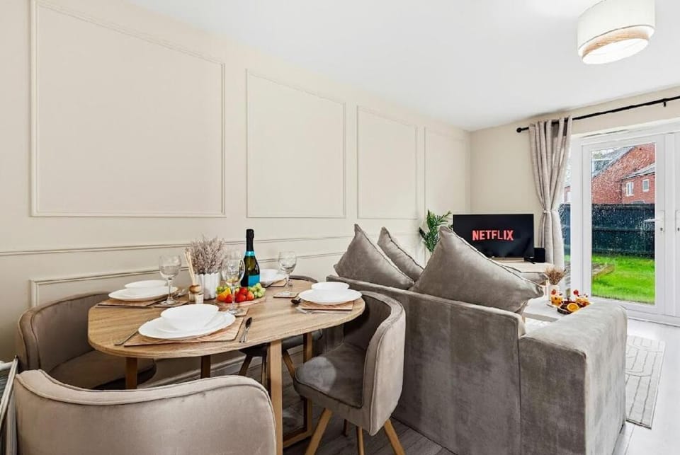 Home Comforts Await! 3bed 2.5bath House in Ellesmere Port