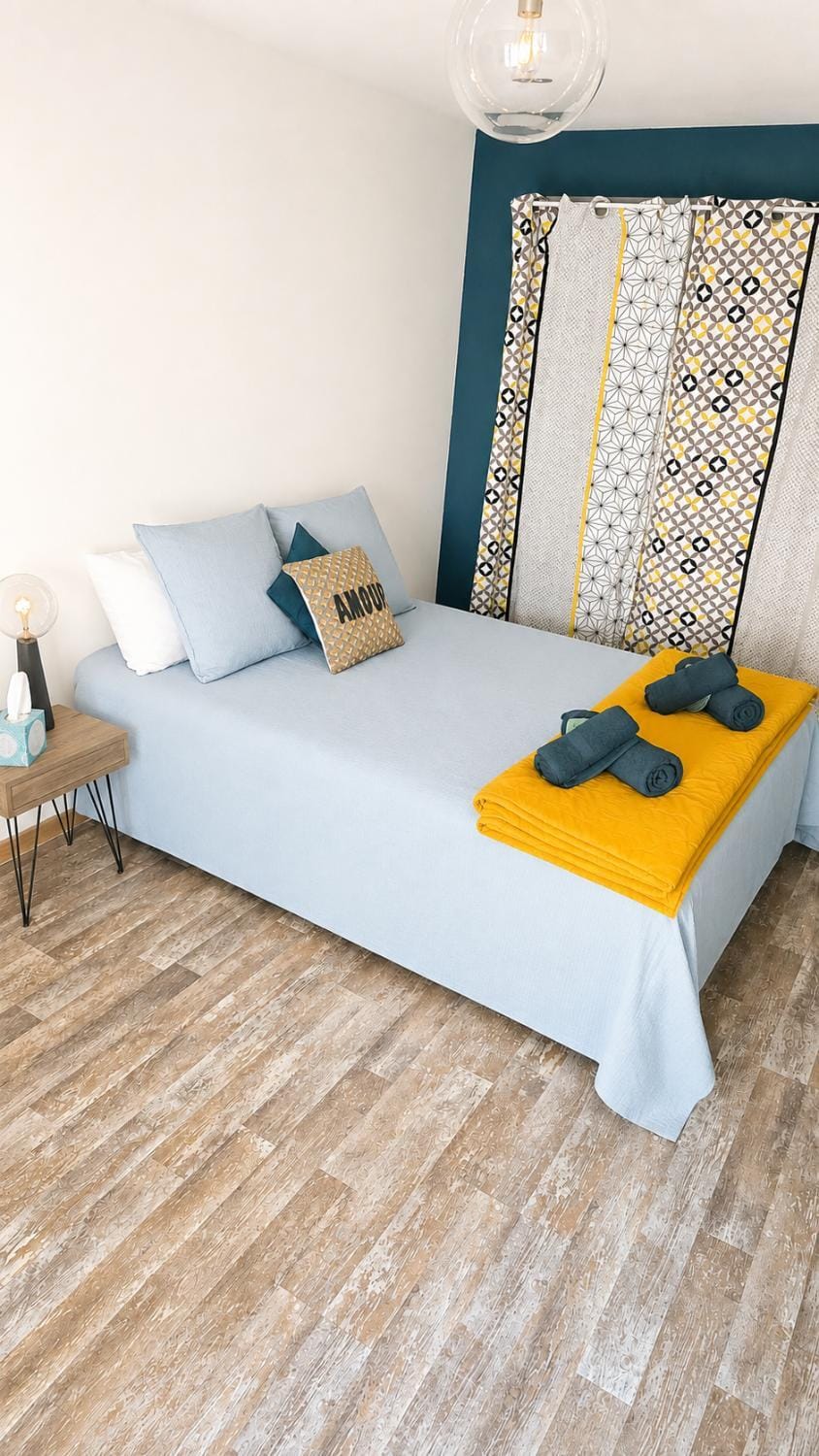 Bedroom, towels