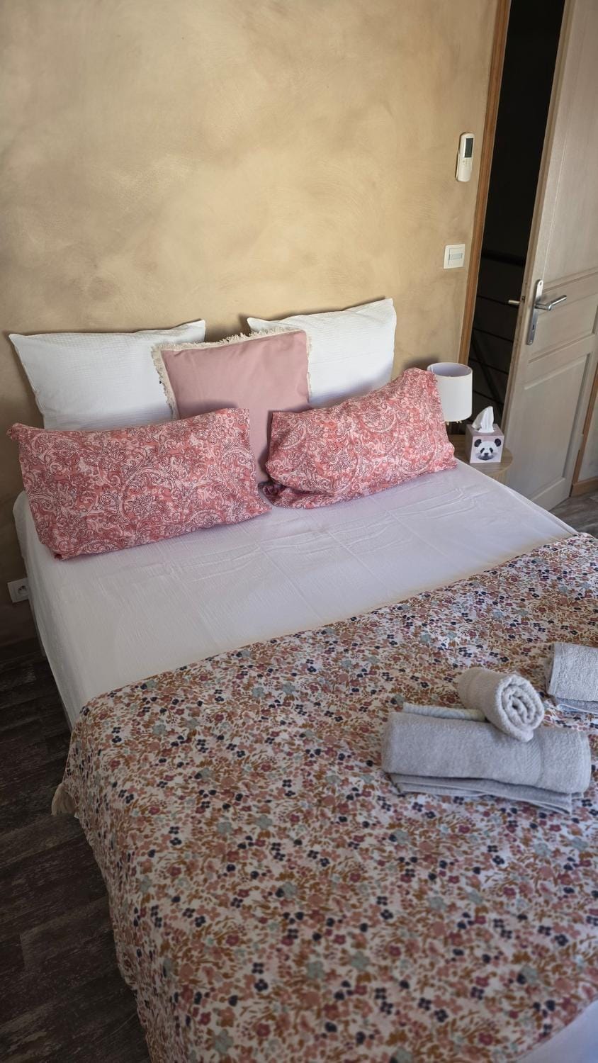 Bed, Photo of the whole room, Bedroom, towels