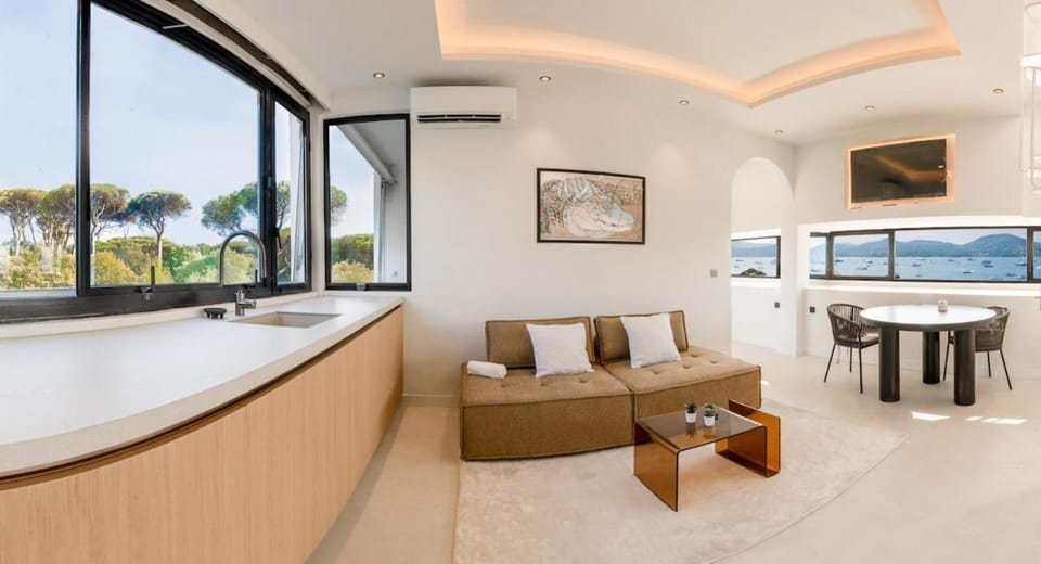 Apartment with panoramic sea view and rooftop Apartment in Saint-Tropez