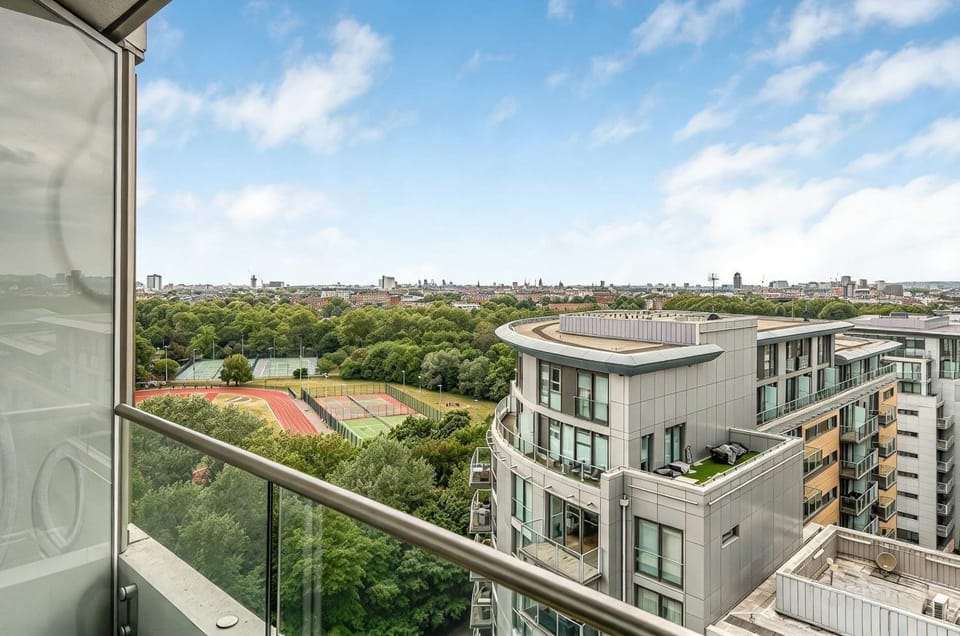 Spacious 4-bedroom apartment, Battersea Park Apartment in London
