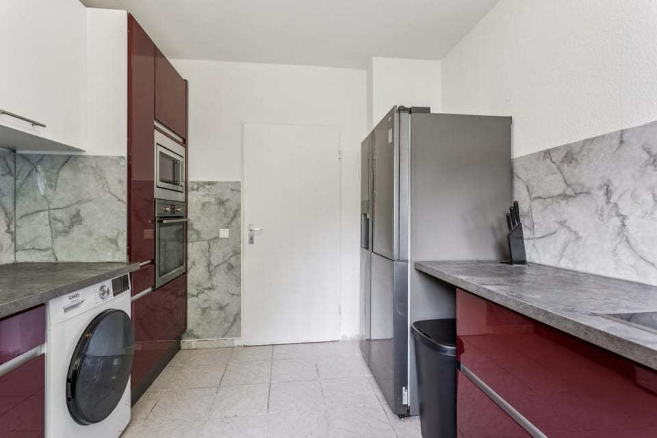 Kitchen or kitchenette, microwave, oven, washing machine, kitchen