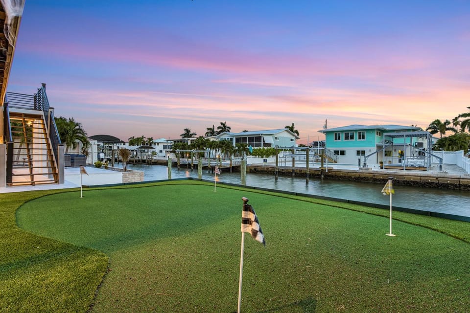 Canal Retreat with Heated Pool, Beach Walk & Putting Green Escape - Mar el Agua - Roelens House in Estero Island