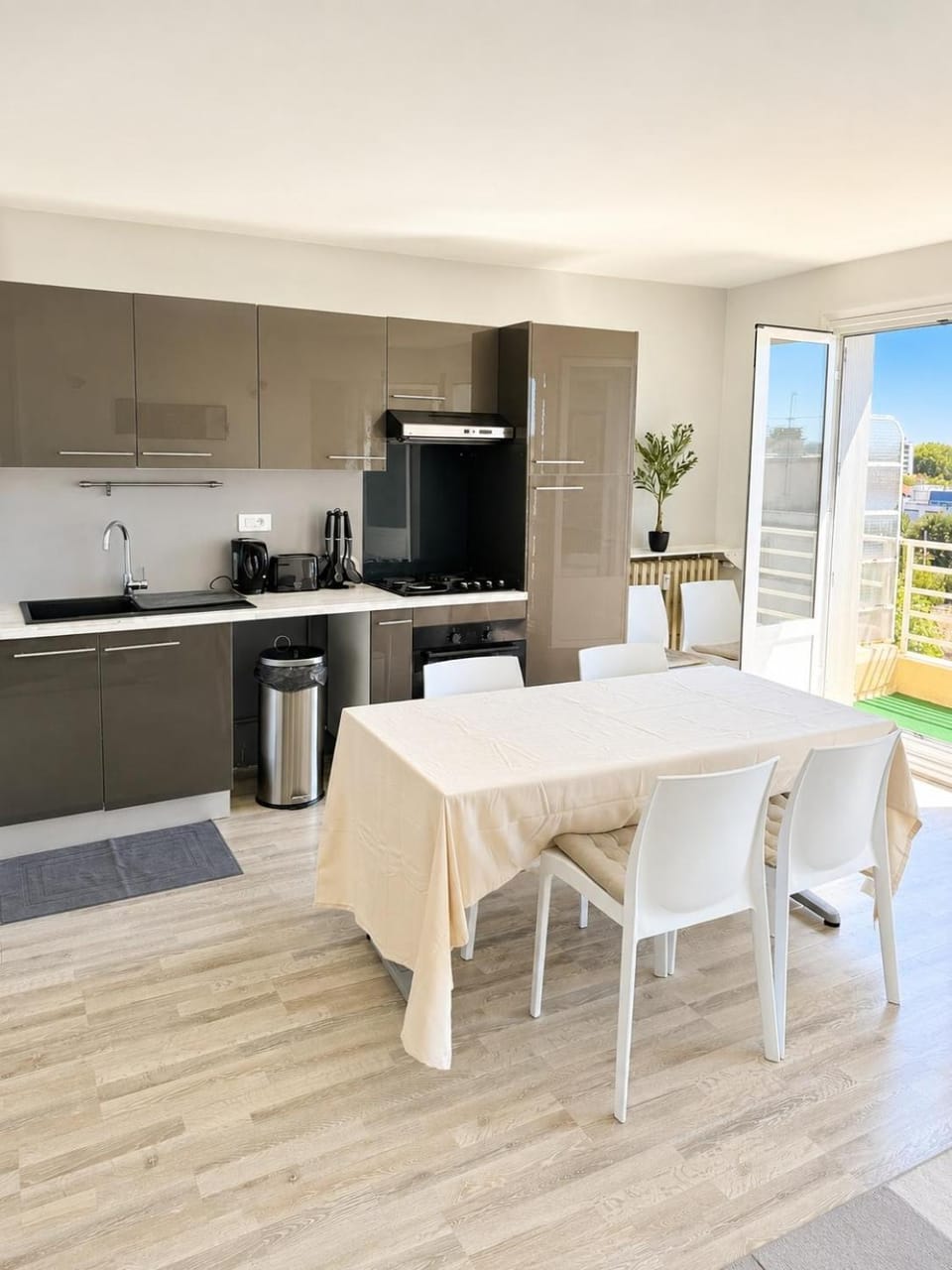 Appartement lumineux avec terrasse et clim pour 6 pers Apartment in Avignon