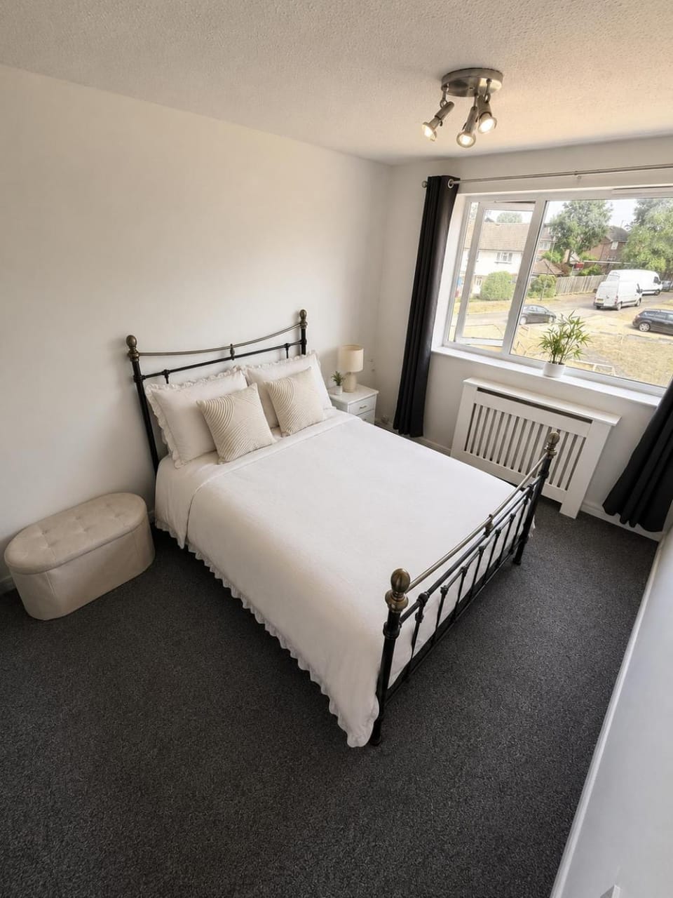 Modern 2-Bed Maisonette- Ideal for Gatwick Aiport Apartment in Crawley