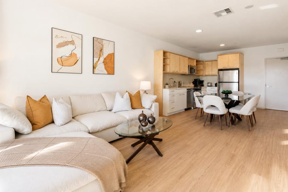 Kitchen or kitchenette, Living room, Seating area, Dining area