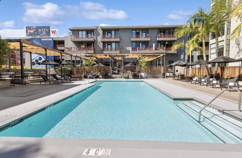 Property building, Day, Swimming pool, sunbed