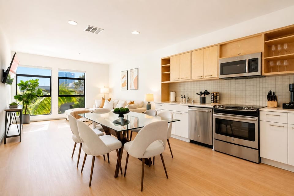 Coffee/tea facilities, Kitchen or kitchenette, Dining area, dishwasher, oven, stove, toaster