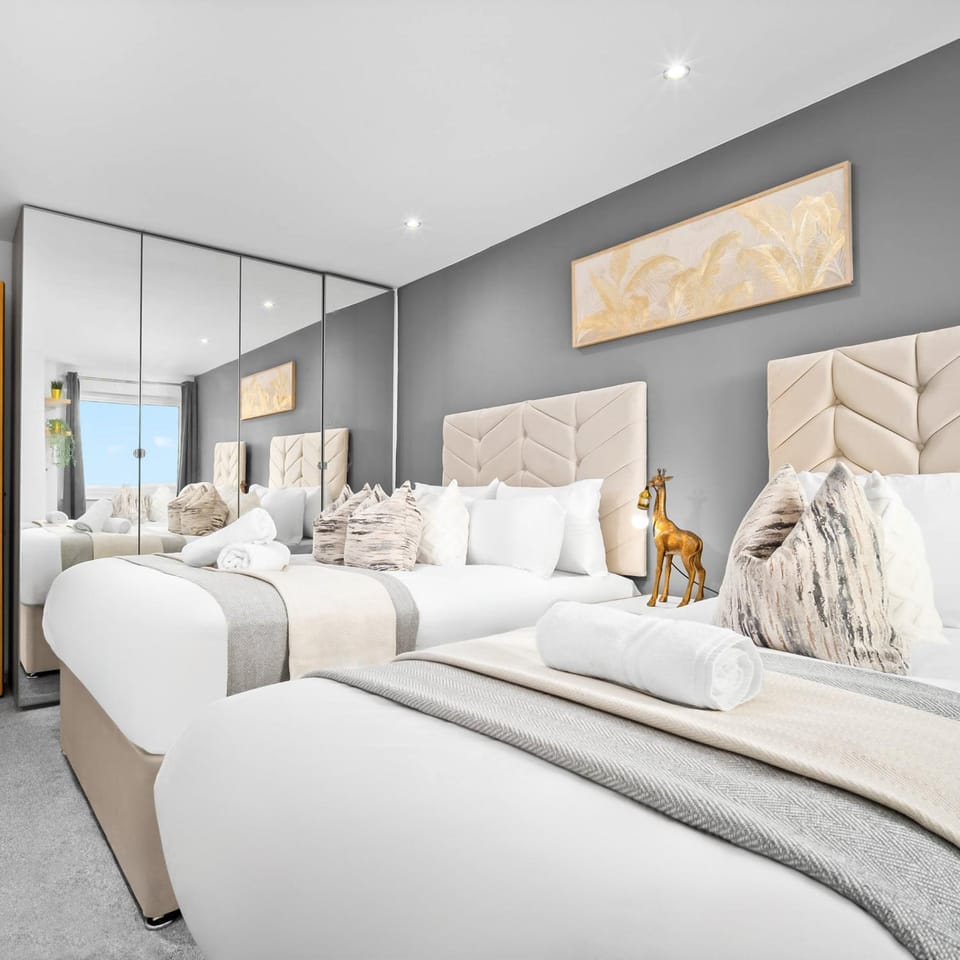Bed, Photo of the whole room, Bedroom