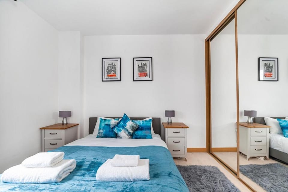 Modern Greenwich Stay w King Bed and Balcony Apartment in London Borough of Lewisham