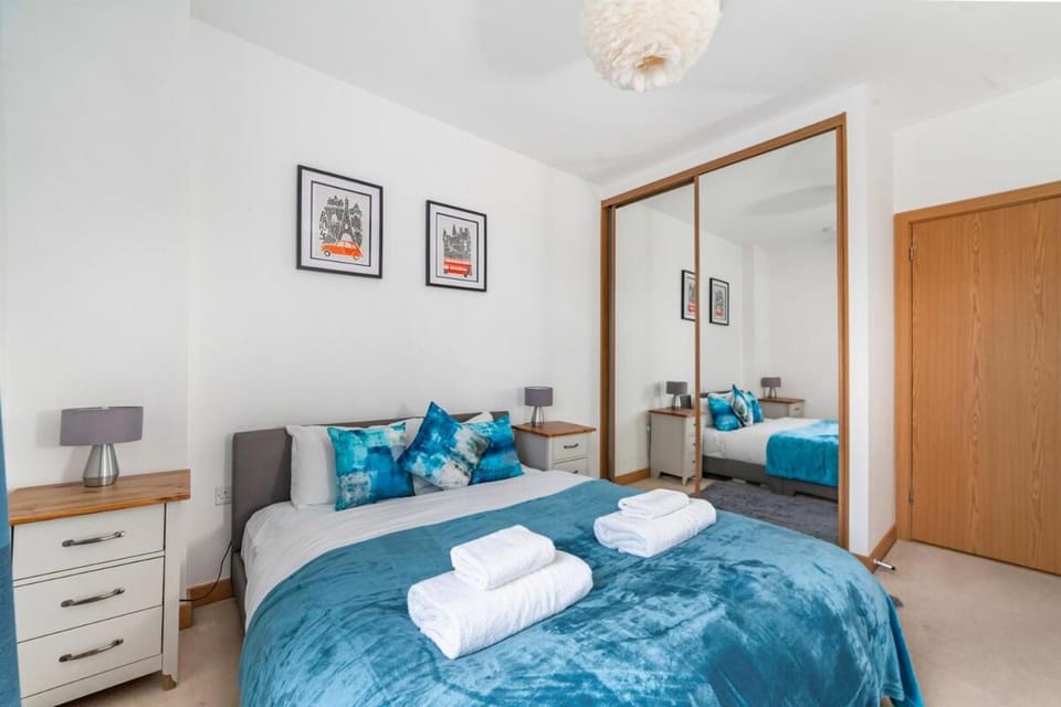 Modern Greenwich Stay w King Bed and Balcony Apartment in London Borough of Lewisham