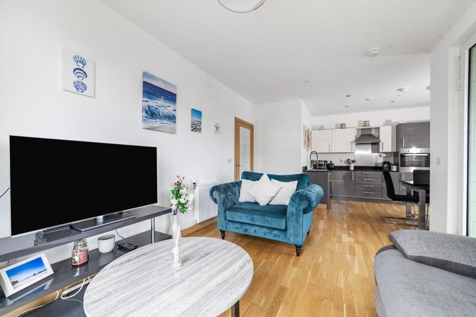 Modern Greenwich Stay w King Bed and Balcony Apartment in London Borough of Lewisham