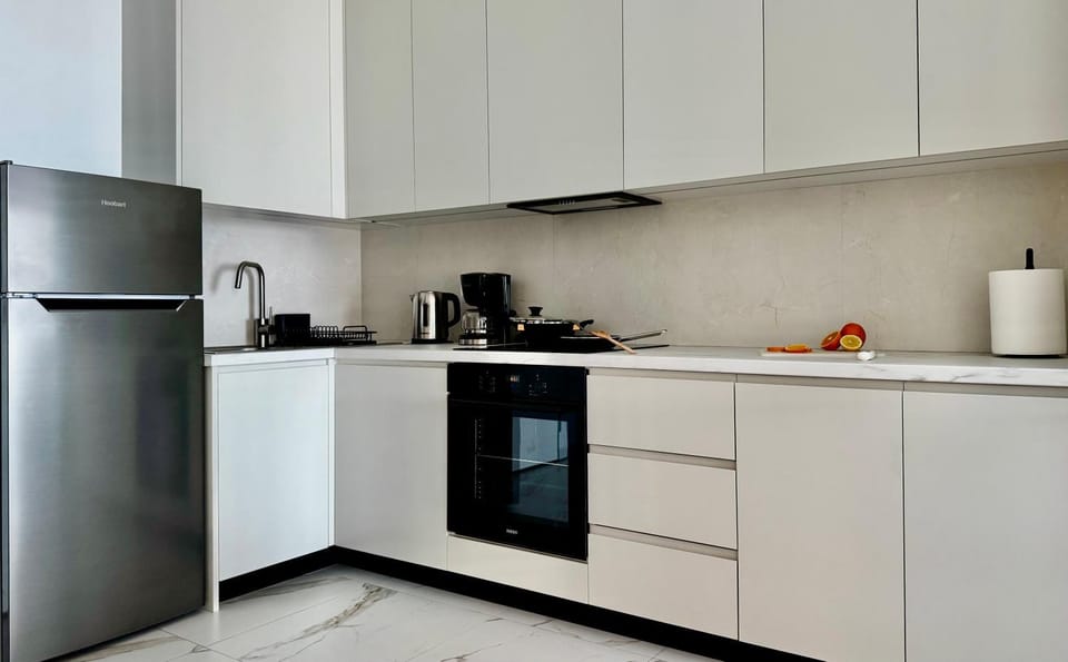 Coffee/tea facilities, Kitchen or kitchenette, oven, stove