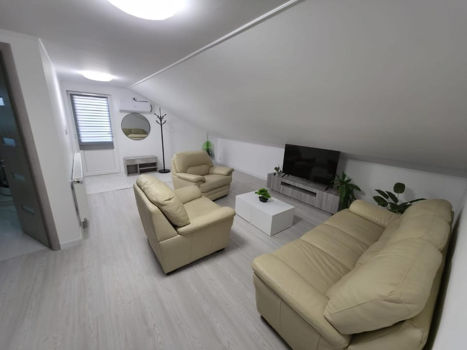 Communal lounge/ TV room, TV and multimedia, Living room, Seating area, Evening entertainment