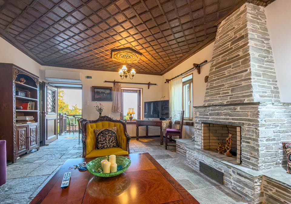 Library, TV and multimedia, Living room, Seating area, Dining area, air conditioner
