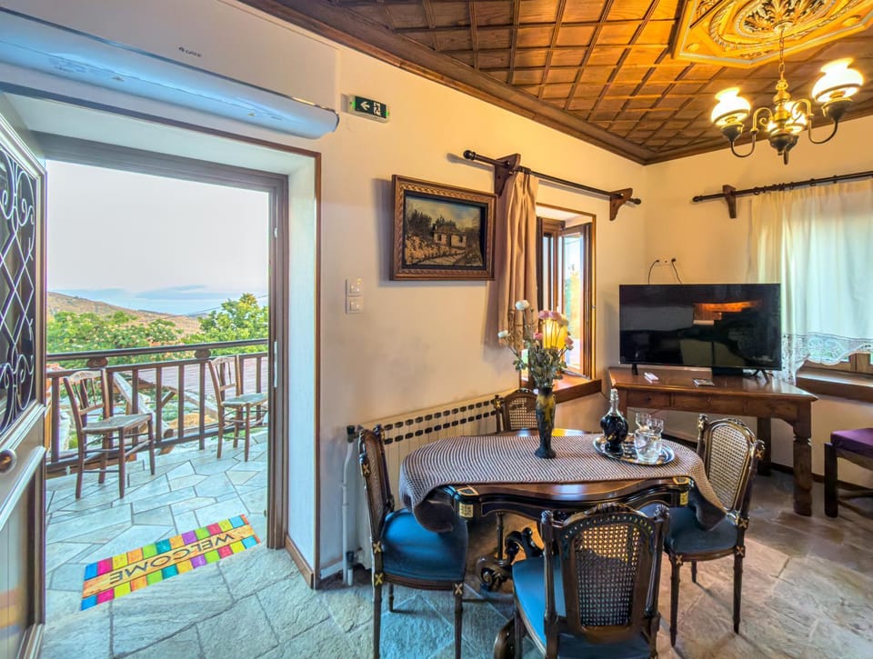 TV and multimedia, View (from property/room), Balcony/Terrace, Living room, Seating area, Dining area, air conditioner