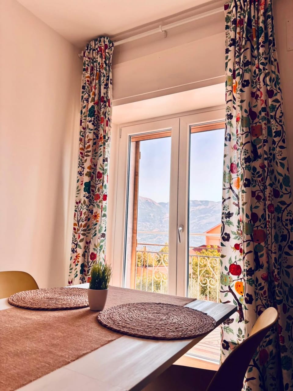 Dining area, Mountain view