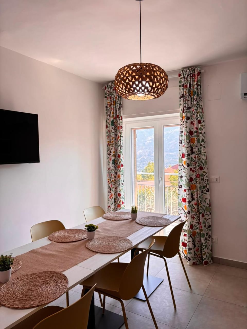 TV and multimedia, Dining area