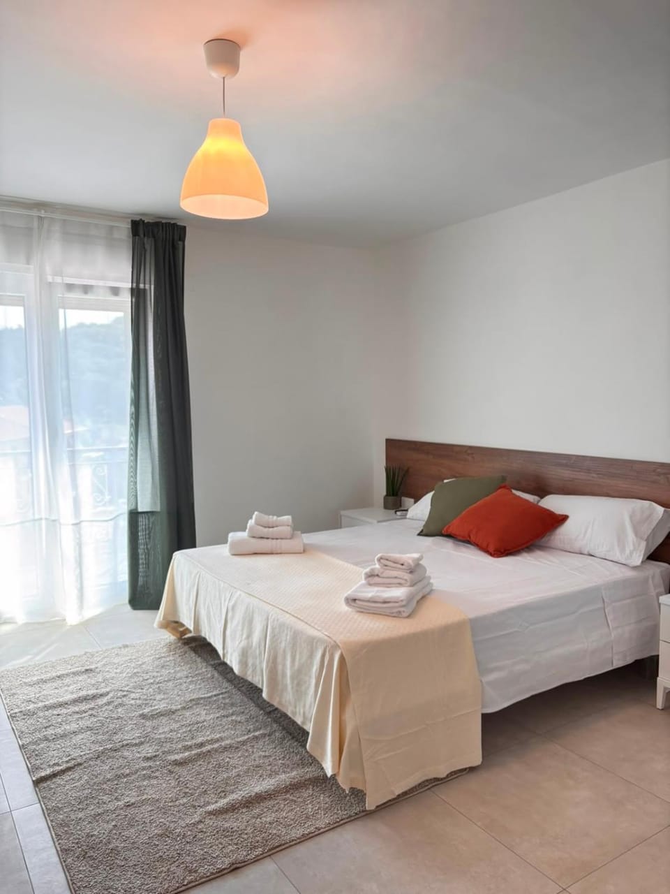 Bed, Bedroom, towels