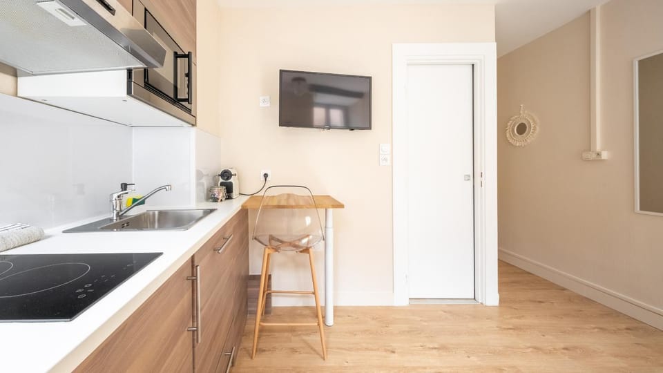 Kitchen or kitchenette, Dining area, stove