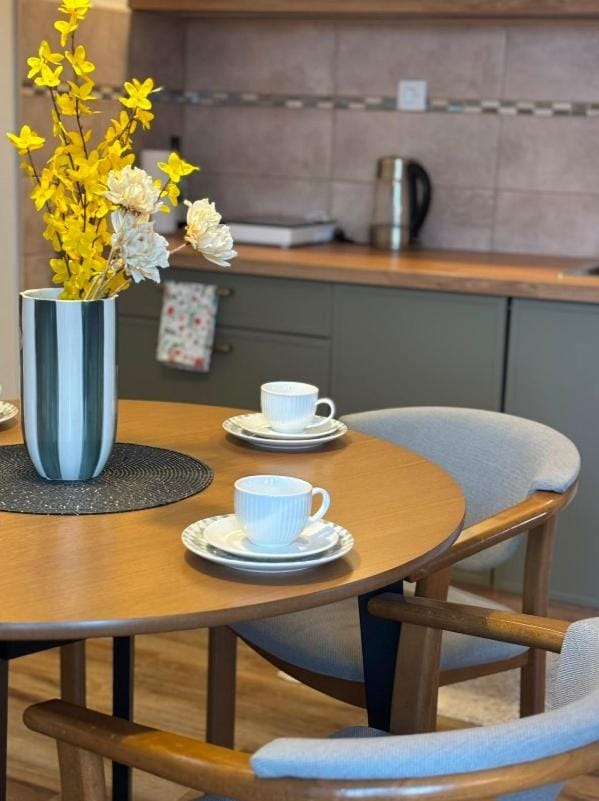 Coffee/tea facilities, Kitchen or kitchenette, Dining area