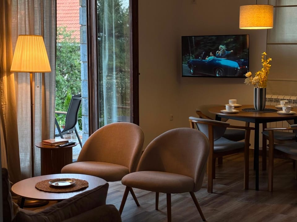 TV and multimedia, Living room, Seating area, Dining area