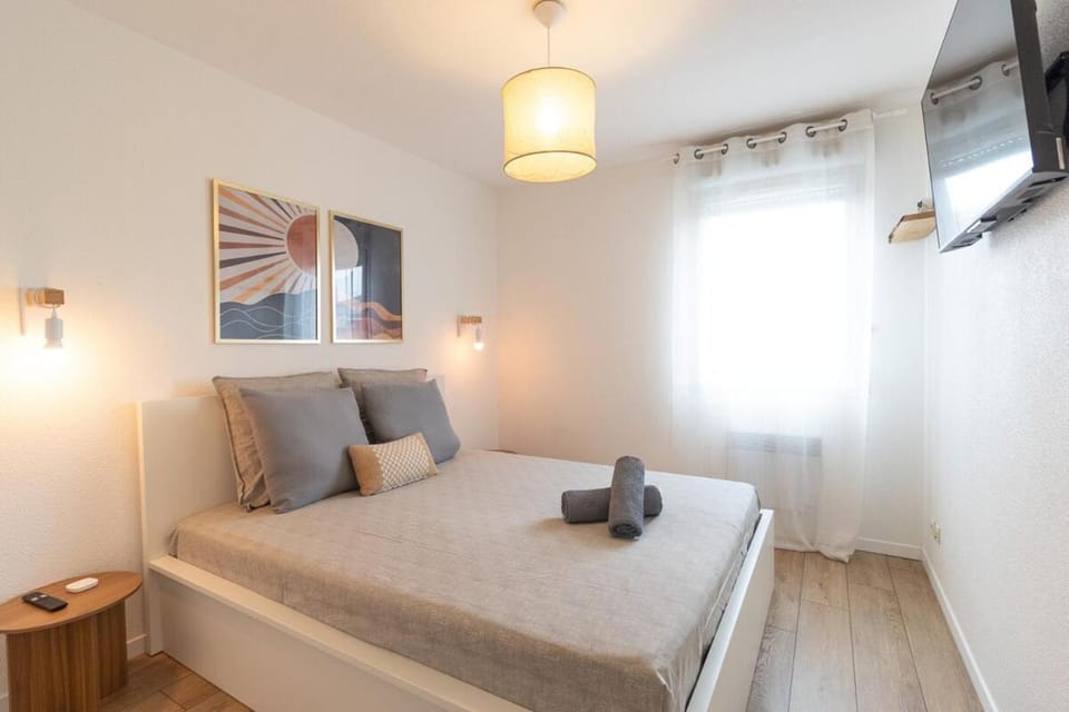 Bed, TV and multimedia, Photo of the whole room, Bedroom