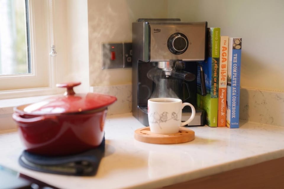 Hidden Garden Cottage with Aga by LetMeStay House in Ambleside
