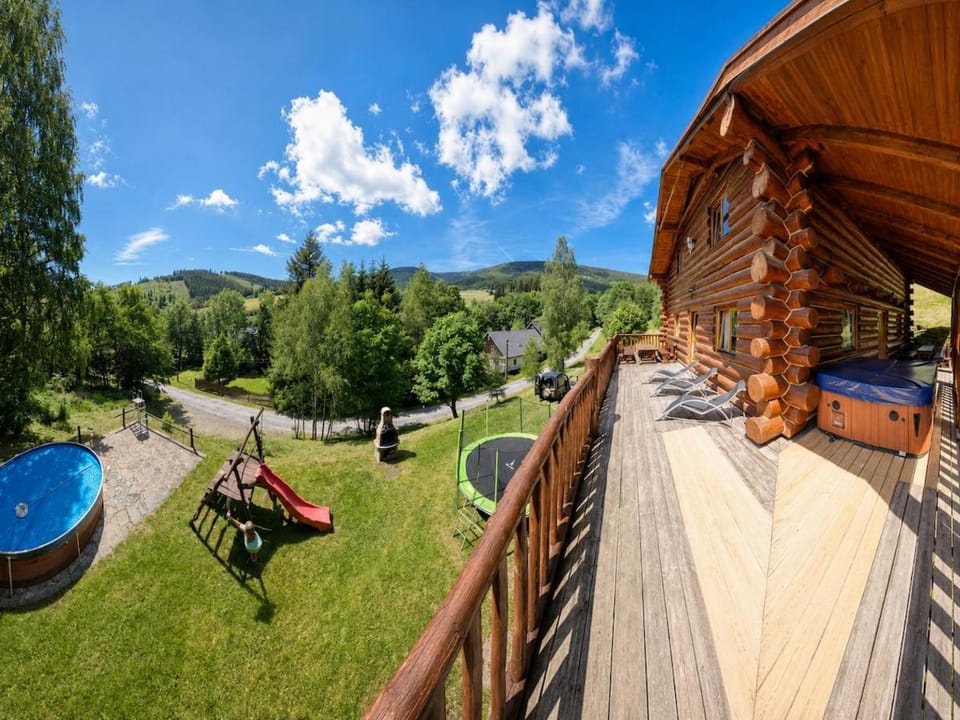 Srub s bazénem, vířivkou a výhledem na hory House in Czechia