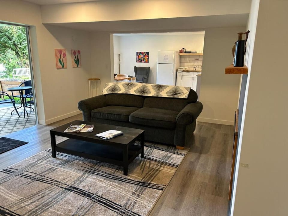 Sunset Suite on Mayne Apartment in Mayne Island