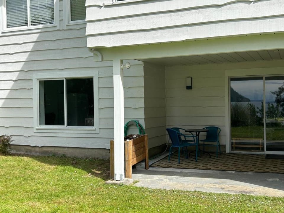 Sunset Suite on Mayne Apartment in Mayne Island