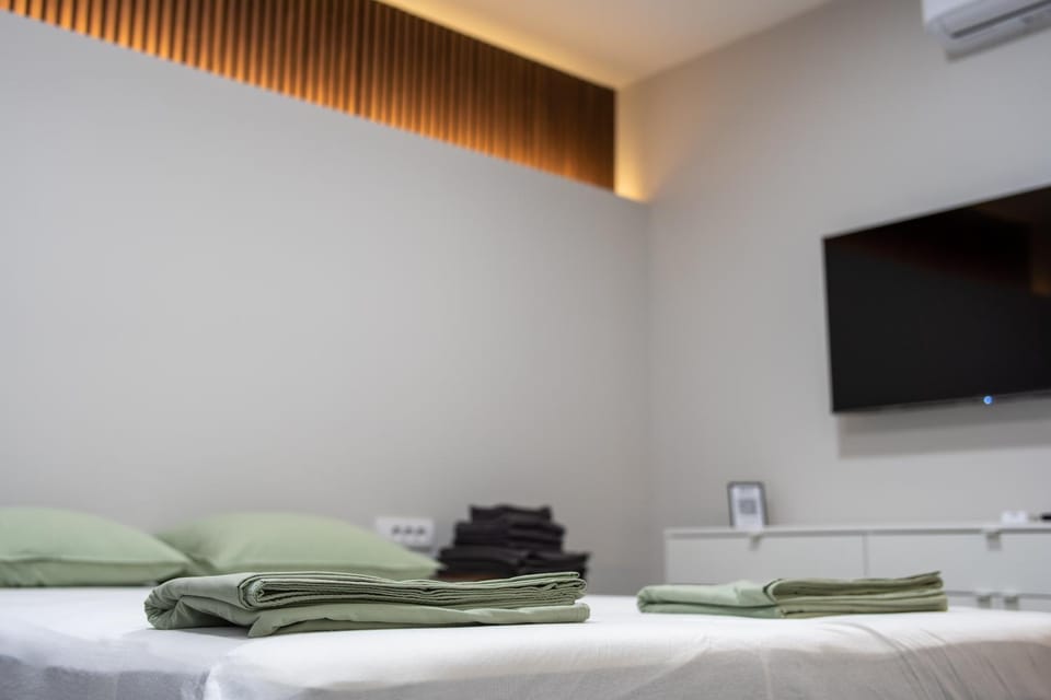 Bed, TV and multimedia, Photo of the whole room, Bedroom, towels, air conditioner