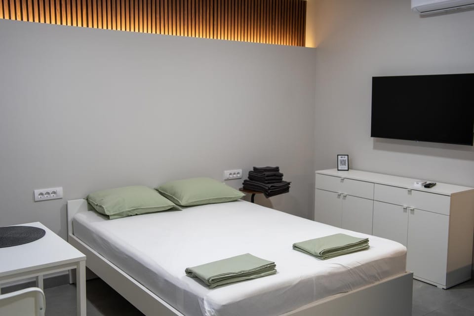 Bed, TV and multimedia, Photo of the whole room, Bedroom, towels