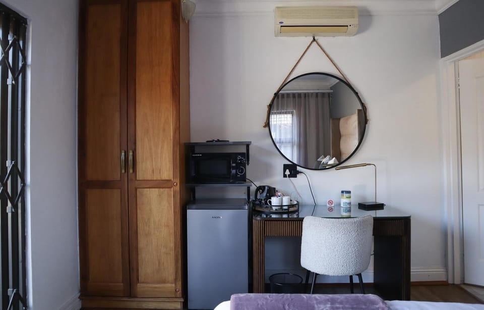 Bed, Coffee/tea facilities, Kitchen or kitchenette, microwave, minibar